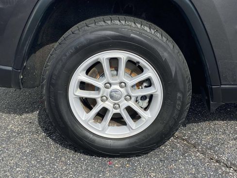 Used 2019 Jeep Grand Cherokee Laredo RWD image 8