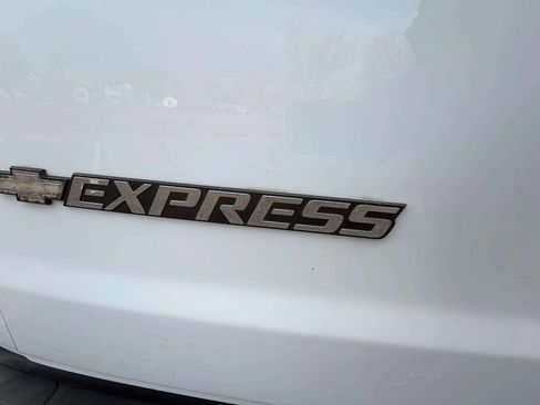 Used 2018 Chevrolet Express 2500 LS w/ Driver Convenience Package image 17