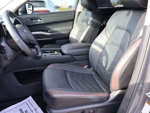 Used 2025 Nissan Pathfinder Platinum w/ Cargo Package FWD image 11