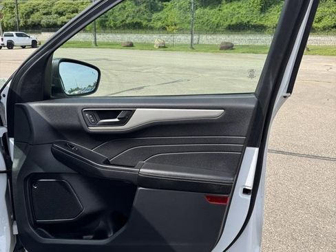 Used 2022 Ford Escape SE image 24