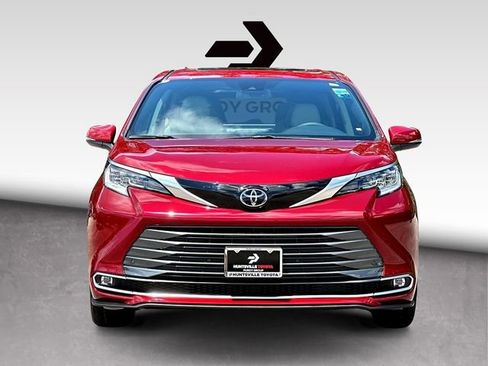 New 2026 Toyota Sienna Limited FWD image 3