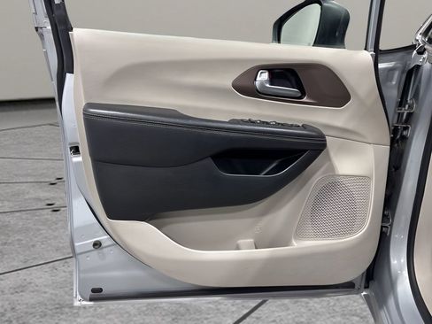 Used 2022 Chrysler Voyager LX image 18