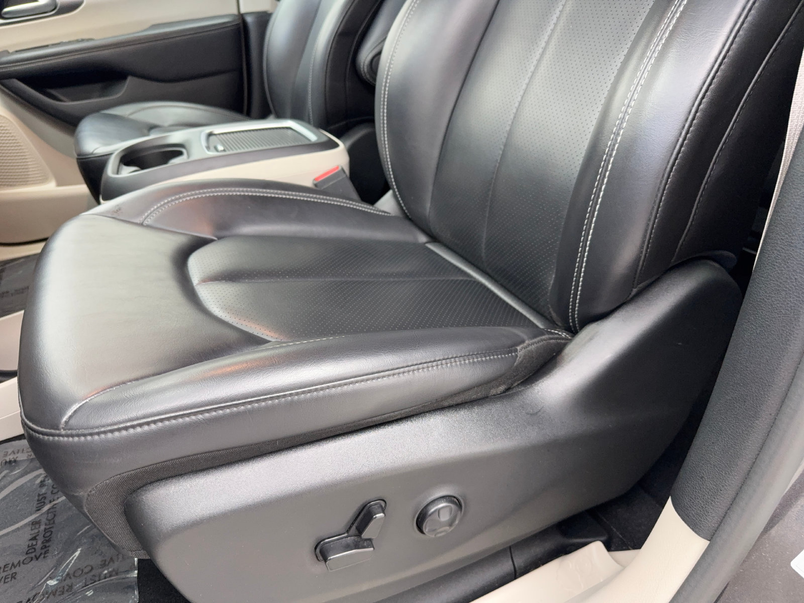 Used 2023 Chrysler Pacifica Touring-L FWD image 33