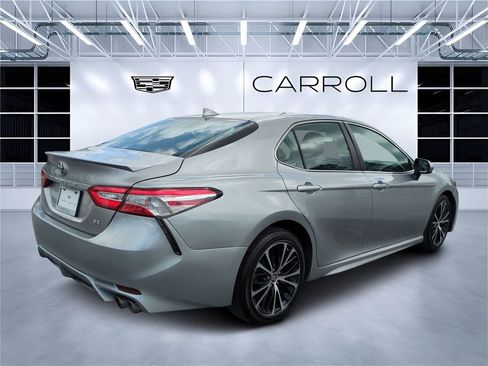Used 2019 Toyota Camry SE image 3