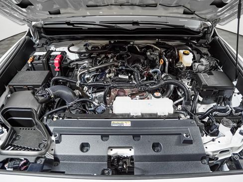 Used 2025 Toyota Tacoma SR5 AWD/4WD image 4