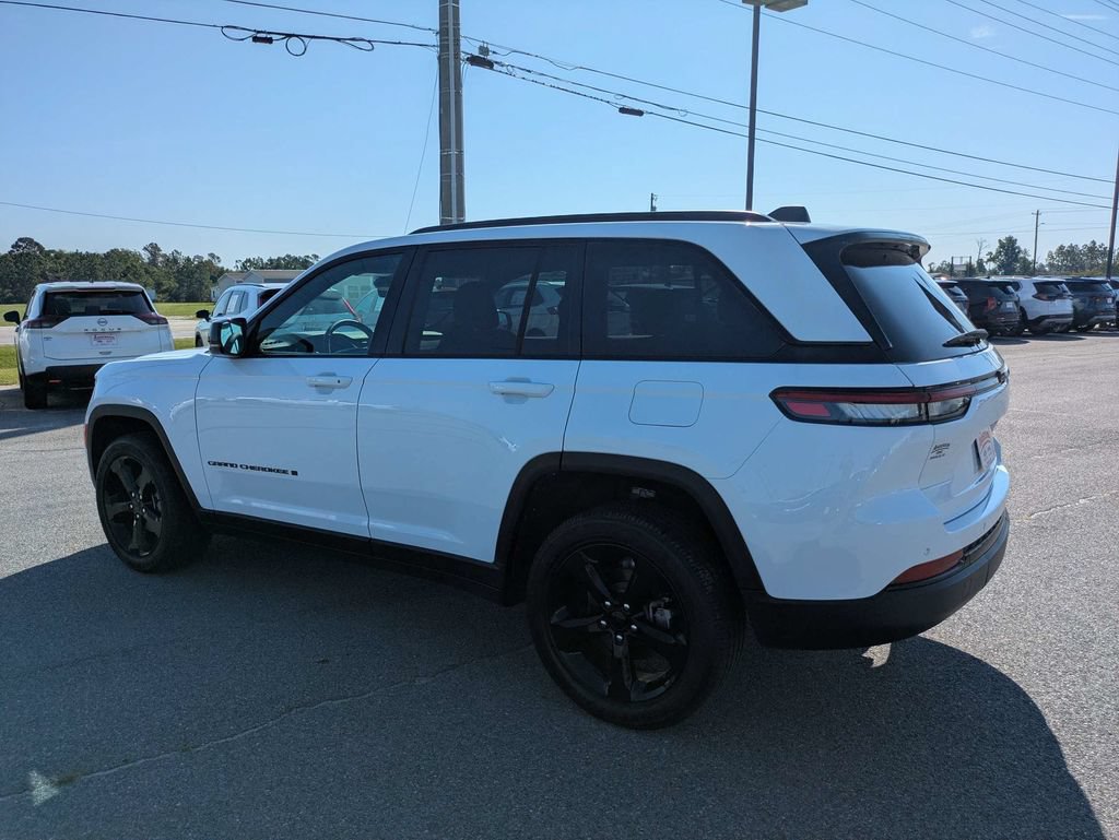 Used 2025 Jeep Grand Cherokee Altitude RWD image 6