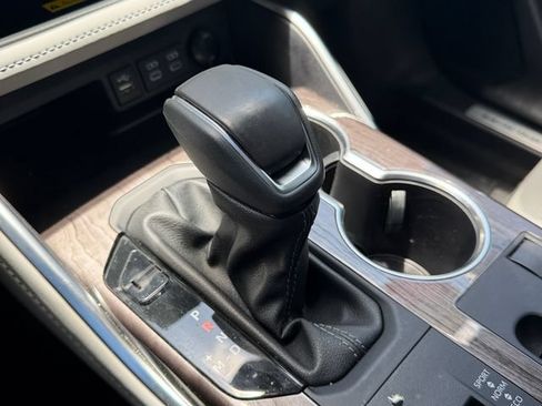 Certified 2025 Toyota Highlander Limited FWD image 27