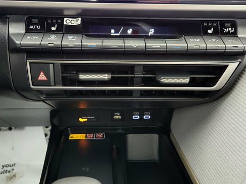 Used 2025 Toyota Camry Hybrid FWD image 30