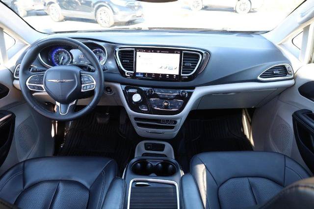 Used 2024 Chrysler Pacifica Touring-L FWD image 24