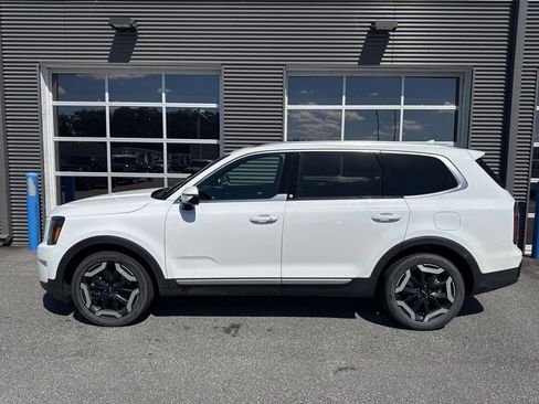 Used 2023 Kia Telluride EX w/ EX Captain's Chair Package FWD image 2