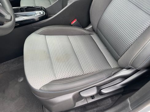 Used 2025 Chevrolet Trax LT FWD image 20