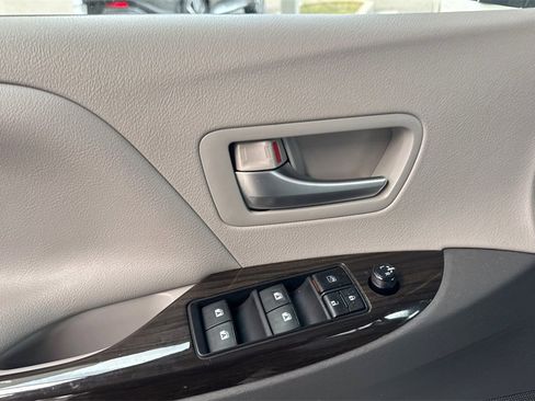 Used 2015 Toyota Sienna L image 11