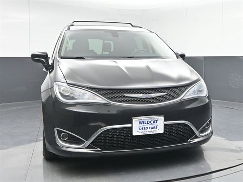 Used 2018 Chrysler Pacifica Touring-L image 2