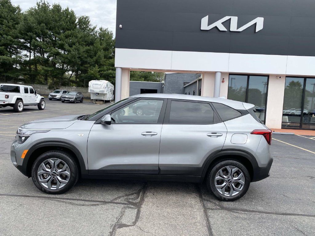 Used 2025 Kia Seltos LX AWD/4WD image 2