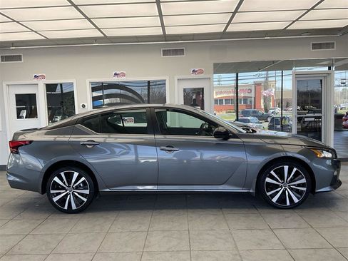 Used 2021 Nissan Altima 2.5 SR w/ SR Premium Package image 5