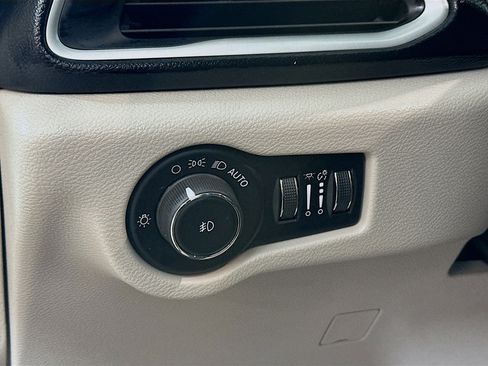Used 2023 Chrysler Pacifica Touring-L FWD image 10