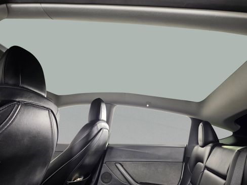 Used 2023 Tesla Model Y Long Range image 17