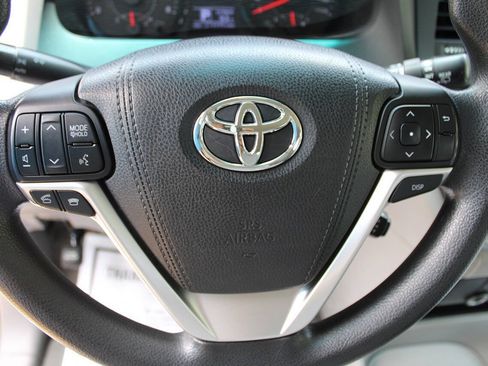 Used 2015 Toyota Sienna LE FWD image 27