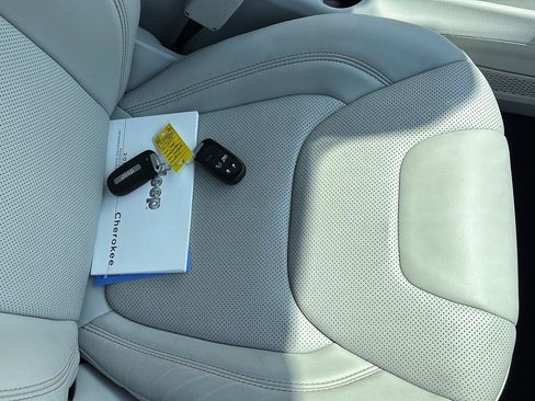 Used 2019 Jeep Cherokee Overland w/ Technology Group AWD/4WD image 12