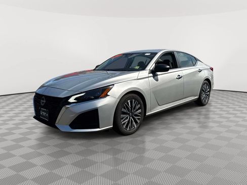 Used 2024 Nissan Altima 2.5 SV FWD image 3