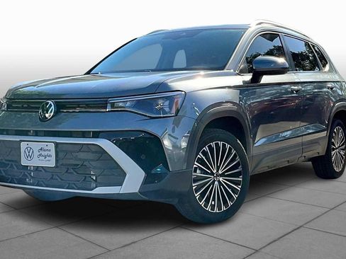 New 2025 Volkswagen Taos SE FWD image 1
