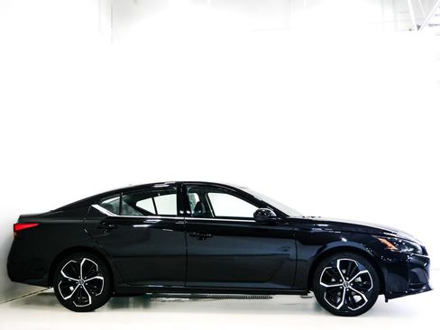 Used 2024 Nissan Altima 2.5 SR FWD image 4