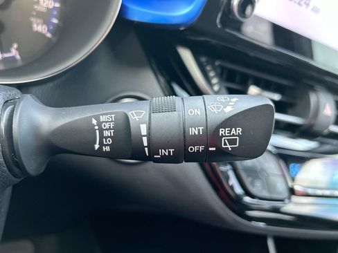 Used 2022 Toyota C-HR XLE FWD image 19