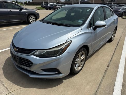 Used 2017 Chevrolet Cruze LT w/ Convenience Package FWD image 3