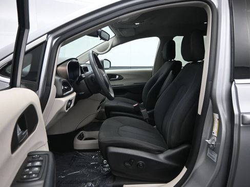 Used 2017 Chrysler Pacifica Touring FWD image 15