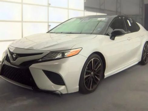 Used 2020 Toyota Camry XSE FWD image 3