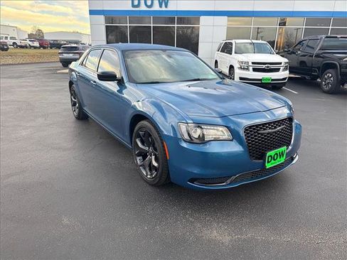 Used 2023 Chrysler 300 Touring w/ Sport Appearance Package image 4