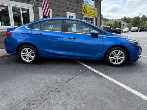 Used 2017 Chevrolet Cruze LT w/ Convenience Package FWD image 4