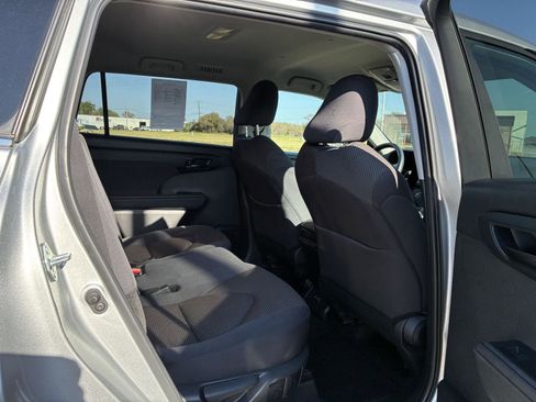 Used 2024 Toyota Highlander LE image 7