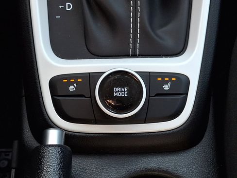 Certified 2025 Hyundai Venue Limited FWD image 25