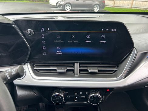 Used 2025 Chevrolet Trax LT FWD image 21