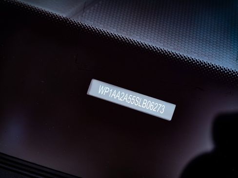 Certified 2025 Porsche Macan AWD/4WD image 33