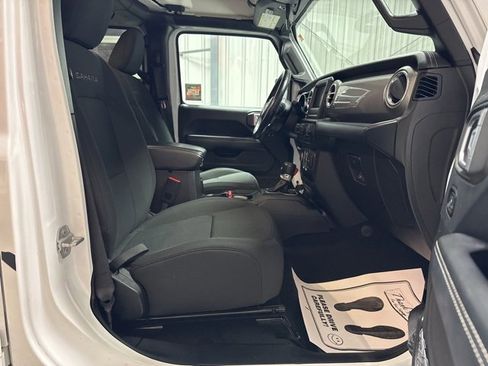 Used 2019 Jeep Wrangler Unlimited Sahara image 25