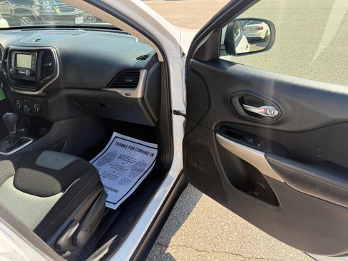 Used 2018 Jeep Cherokee Latitude AWD/4WD image 18
