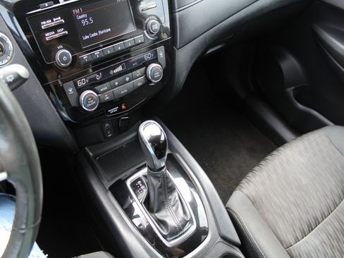 Used 2017 Nissan Rogue SV w/ Midnight Edition image 14