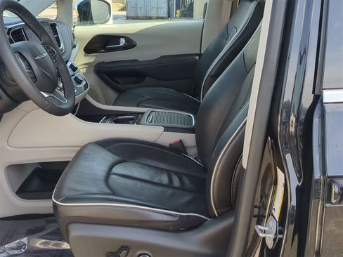 Used 2023 Chrysler Pacifica Limited image 23