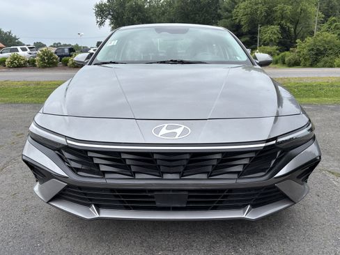 Used 2025 Hyundai Elantra Limited FWD image 8