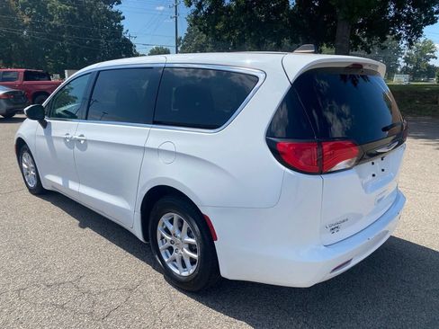 Used 2023 Chrysler Voyager LX FWD image 3