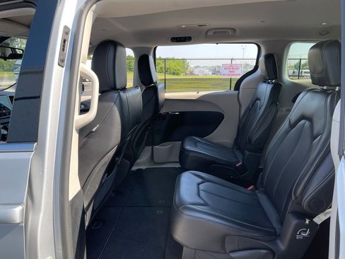 Used 2024 Chrysler Pacifica Touring-L FWD image 38