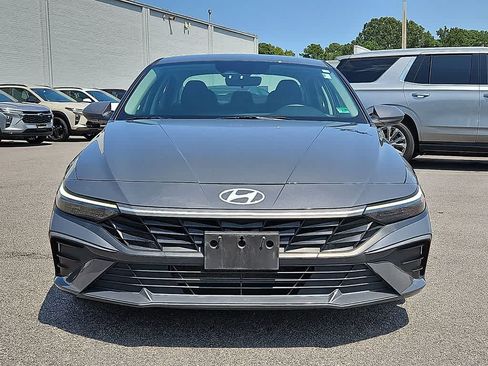 Used 2024 Hyundai Elantra SE FWD image 2