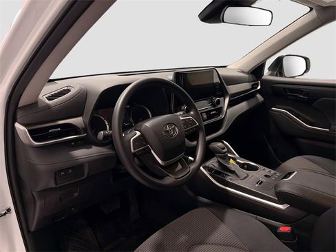 Certified 2023 Toyota Highlander L image 8