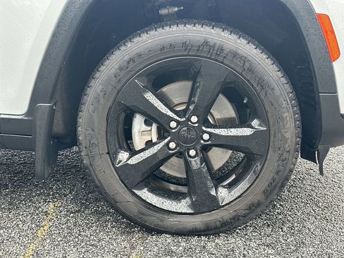 Used 2024 Jeep Grand Cherokee L Limited w/ Black Appearance Package image 13