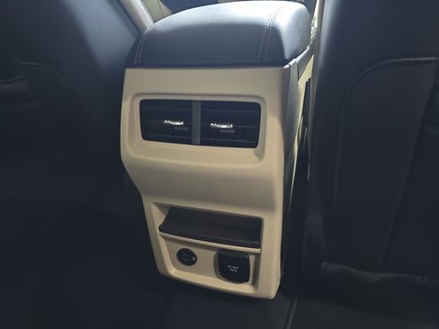 Used 2022 Ford Edge Titanium AWD/4WD image 12