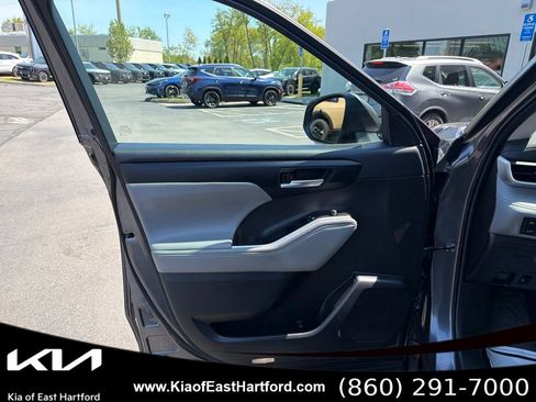 Used 2023 Toyota Highlander XLE AWD/4WD image 27
