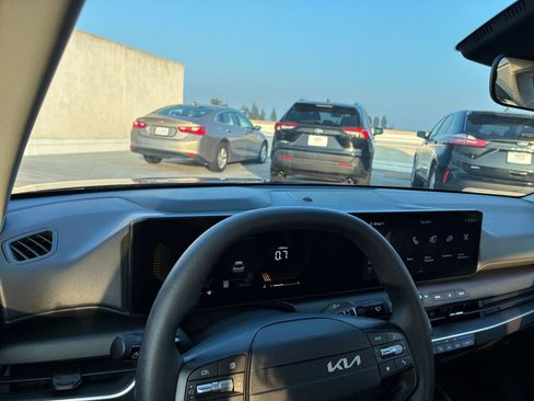 Used 2025 Kia K4 LXS image 33