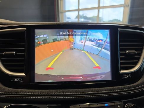 Used 2023 Chrysler Pacifica Touring-L FWD image 25